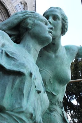 Statue de Gabrielle Petit: reprise de patine